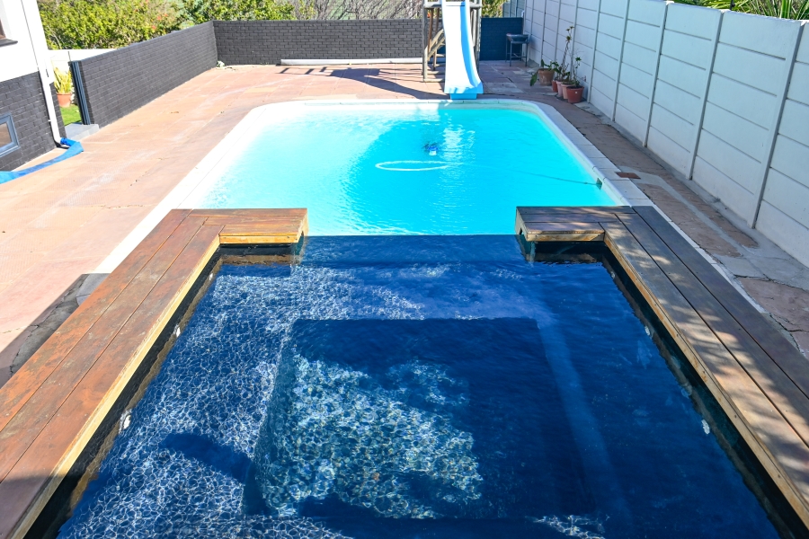 3 Bedroom Property for Sale in The Links Western Cape